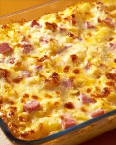 Cremiger Kartoffelauflauf mit Schinken aus frischen Zutaten.