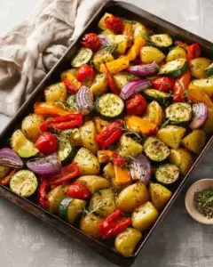 Einfaches Ofengemüse mit Röstaromen auf einem Blech, appetitlich angerichtet.