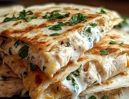 Hochproteinhaltige Hähnchen-Ranch-Quesadilla mit frischen Zutaten