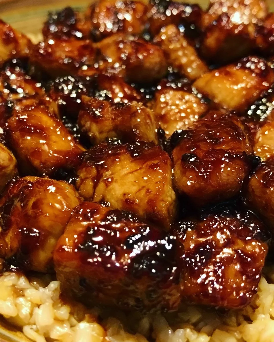 Honig-BBQ-Hähnchen mit Reis in einer Pfanne serviert