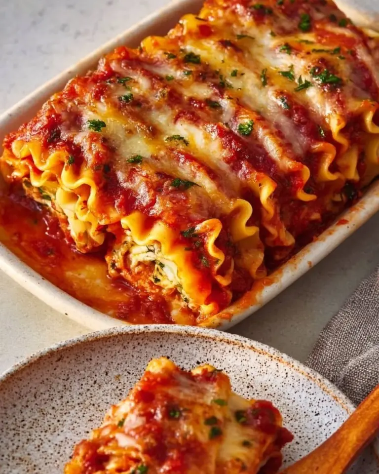 Vegane Lasagne Rollen mit Gemüse und pflanzlicher Füllung auf einem Teller