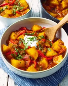 Schüssel mit leckerem veganem Gulasch, reich an Gemüse und Gewürzen.