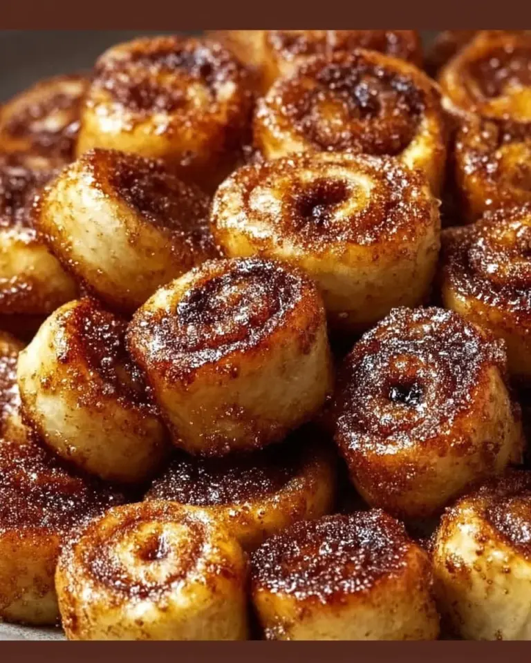 Leckere Zimtschnecken-Bites auf einem Teller, serviert mit Zimt und Zucker.