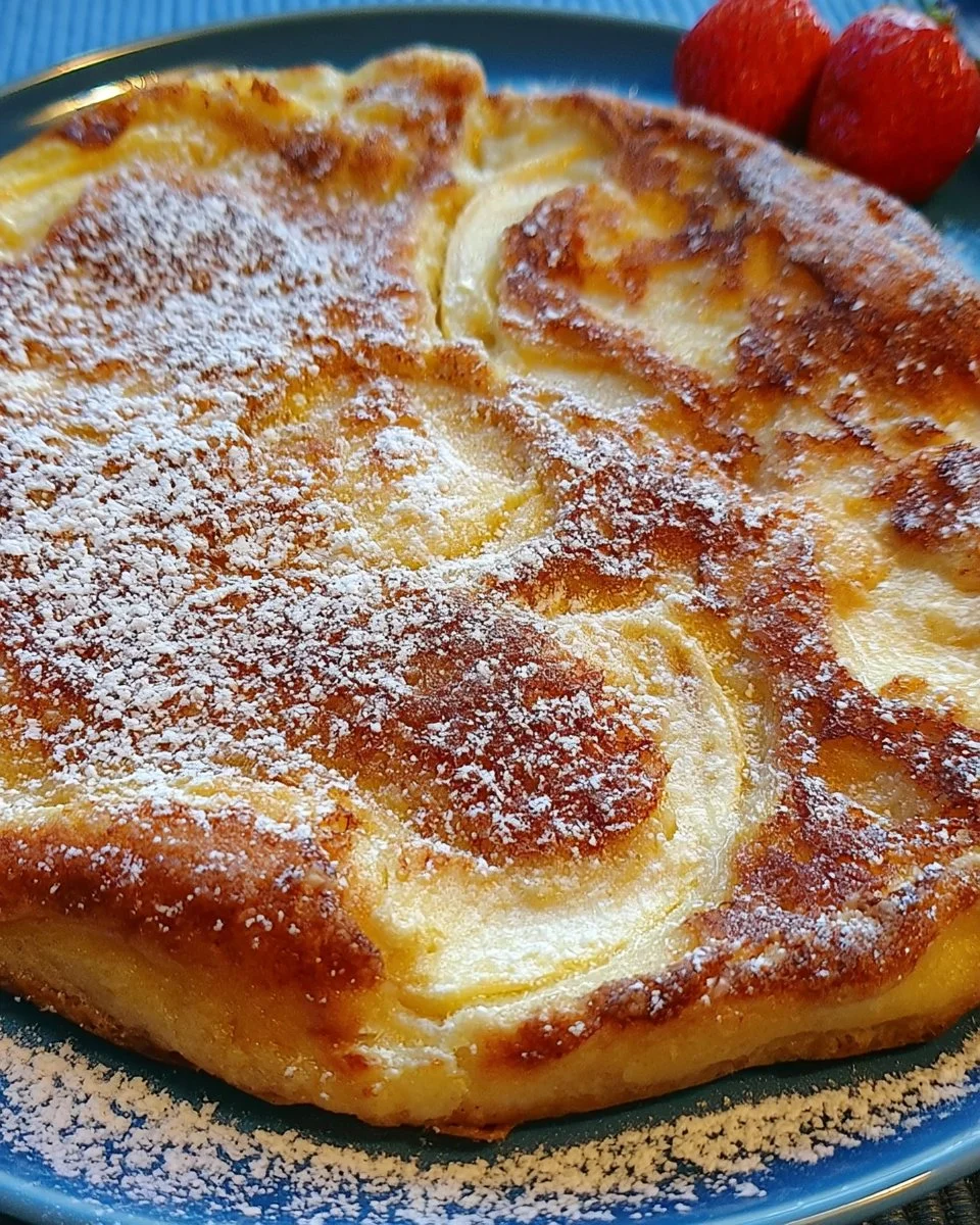 Dicke Obstpfannkuchen mit frischen Früchten auf einem Teller serviert.