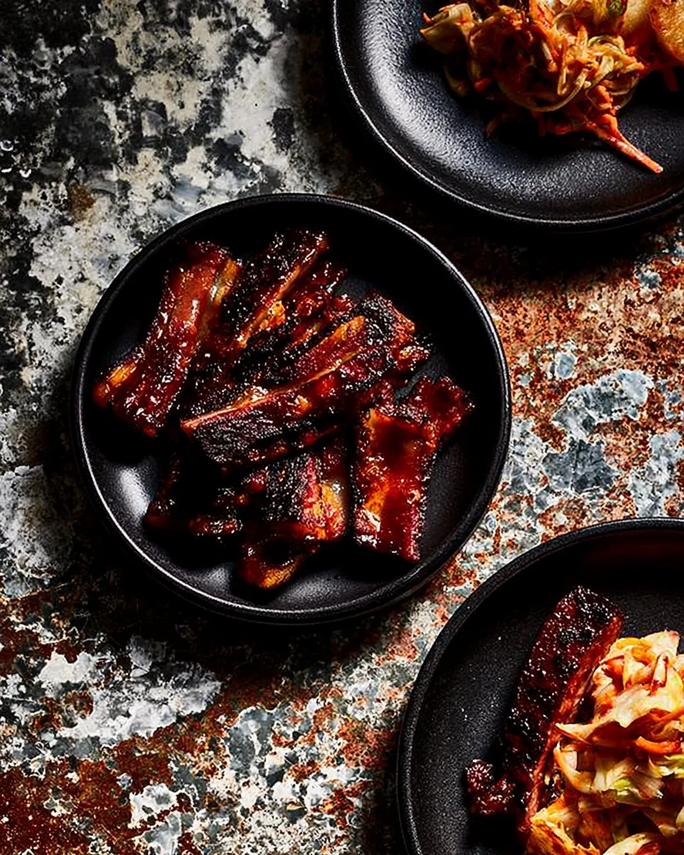 Rotes Schweinebauch mit Kimchi auf einem Teller serviert