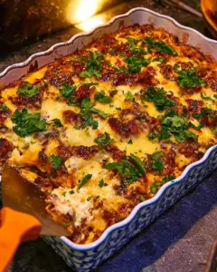 Süßkartoffelauflauf mit Hackfleisch und Feta in einer schönen Auflaufform