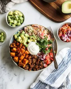 Proteinreiche Rinder Taco Schalen mit Süßkartoffeln auf einem Teller